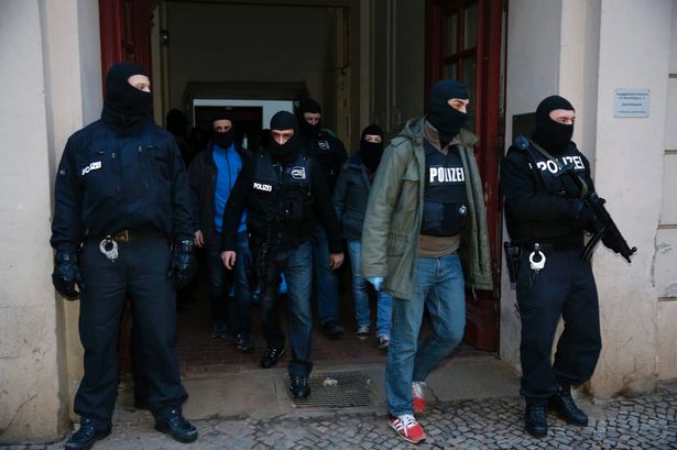 Радикален ислямист наряза лицата на полицайки в Белгия