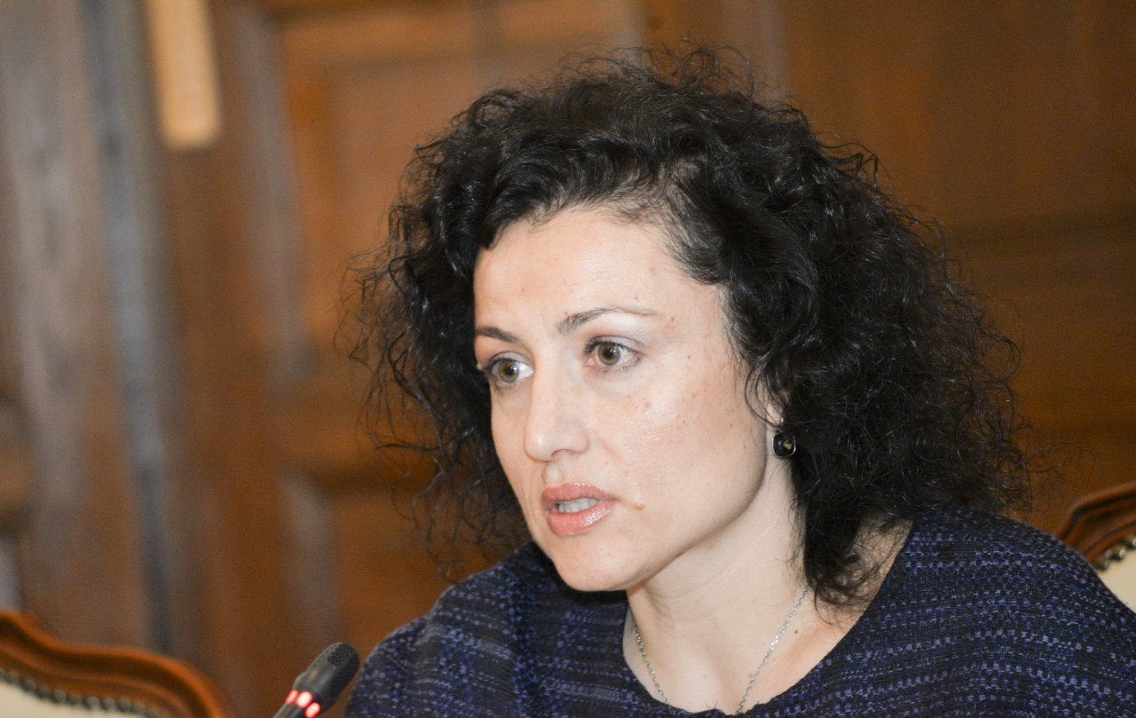 Министър Танева открива фермерски пазар във Велико Търново