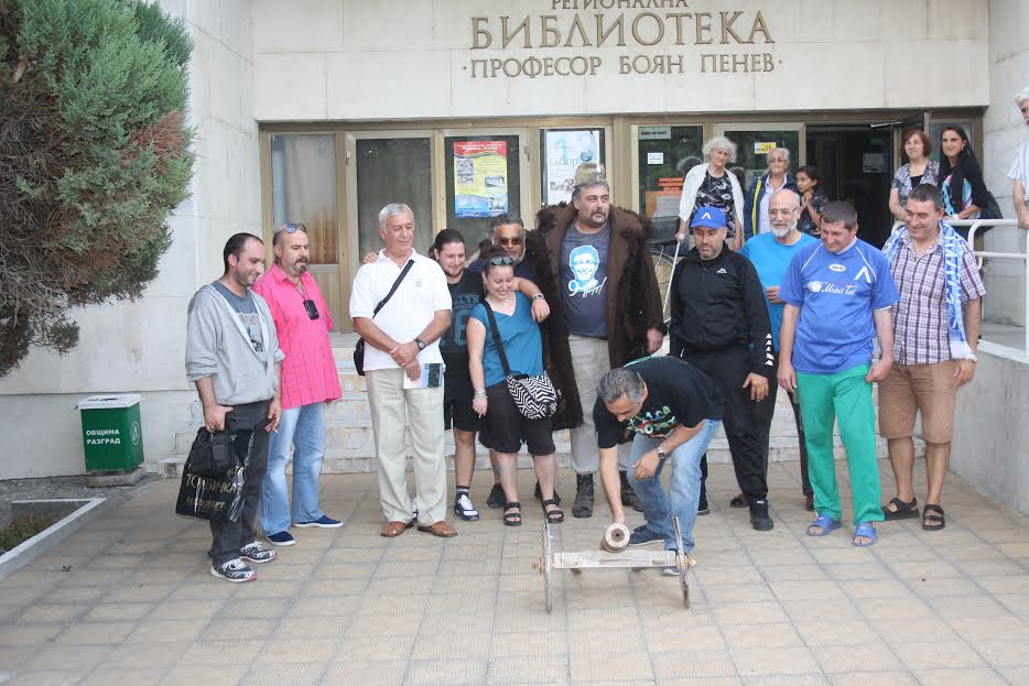 Кметъла гръмна топчето в Разград заради рока и футбола