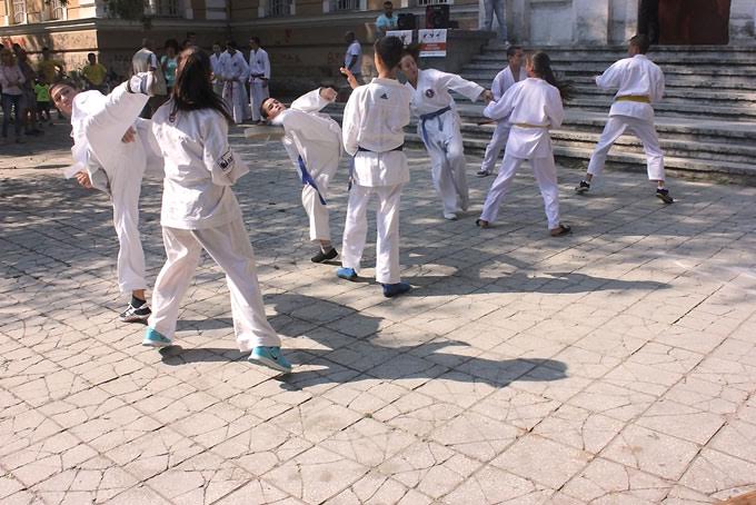 От аеробика до велоразходка пробваха почитателите на спорта в Плевен