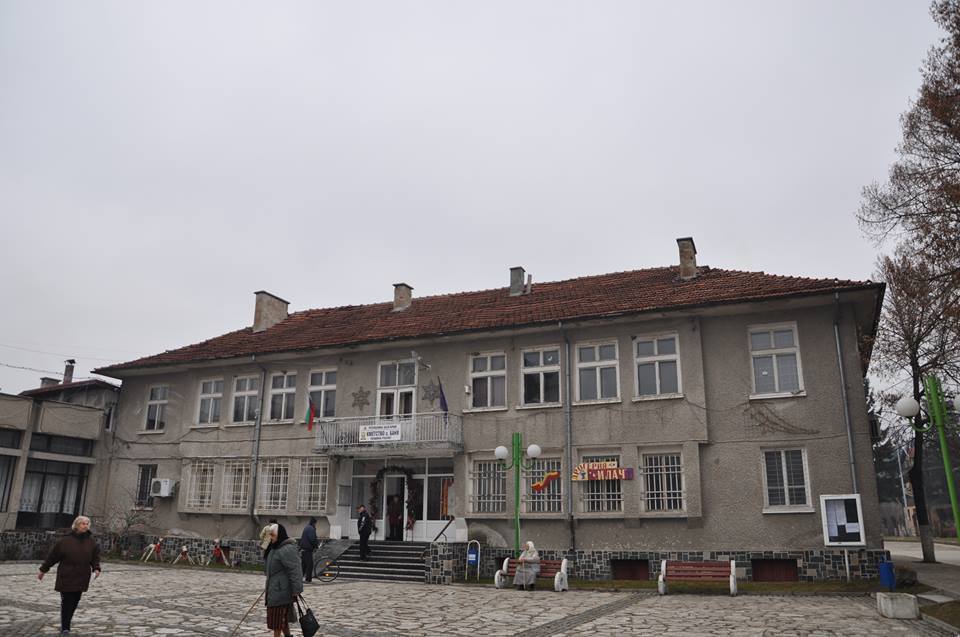 Ремонтират кметството в курортно селище по „Красива България” 1 Баня кметство 2