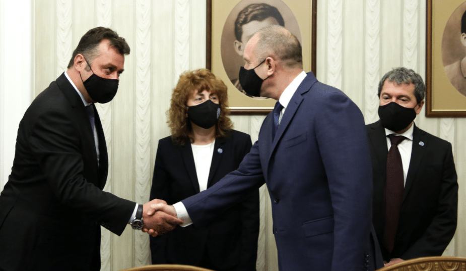 Президентът връчва утре мандата на „Има такъв народ“ 1 Румен Радев ще връчи мандата на ИТН