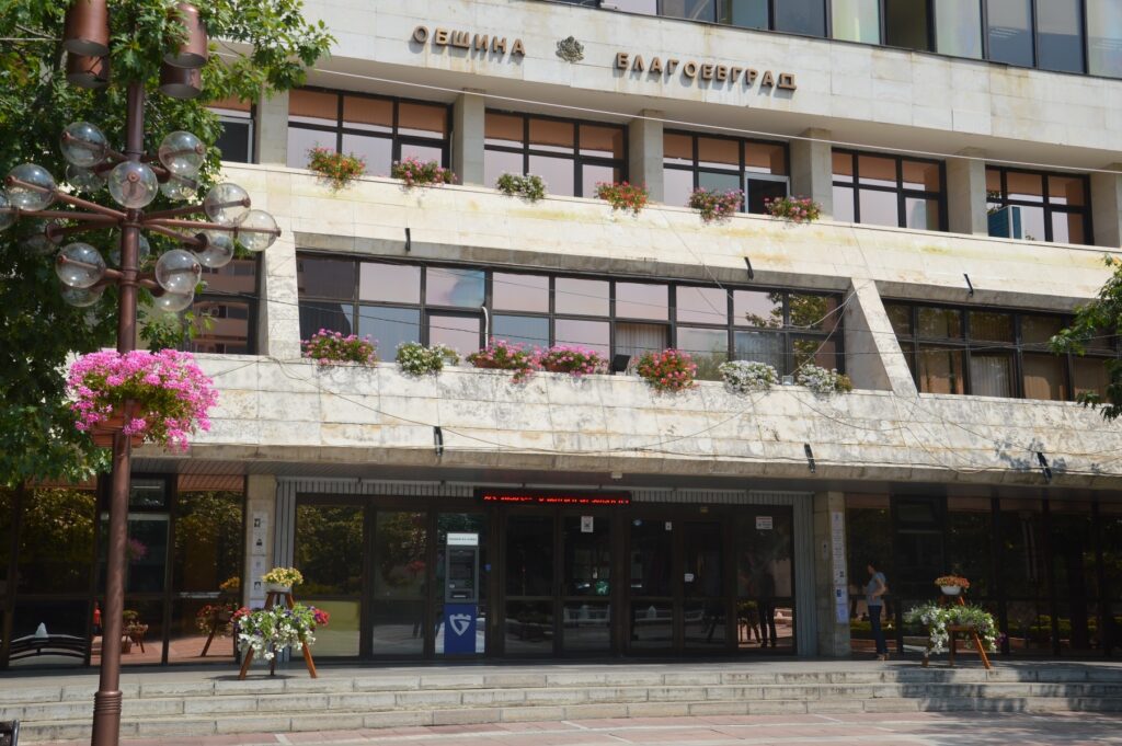 Съветник атакува кмет, обвини го в безхаберие 1 свежест и цветя 1 1