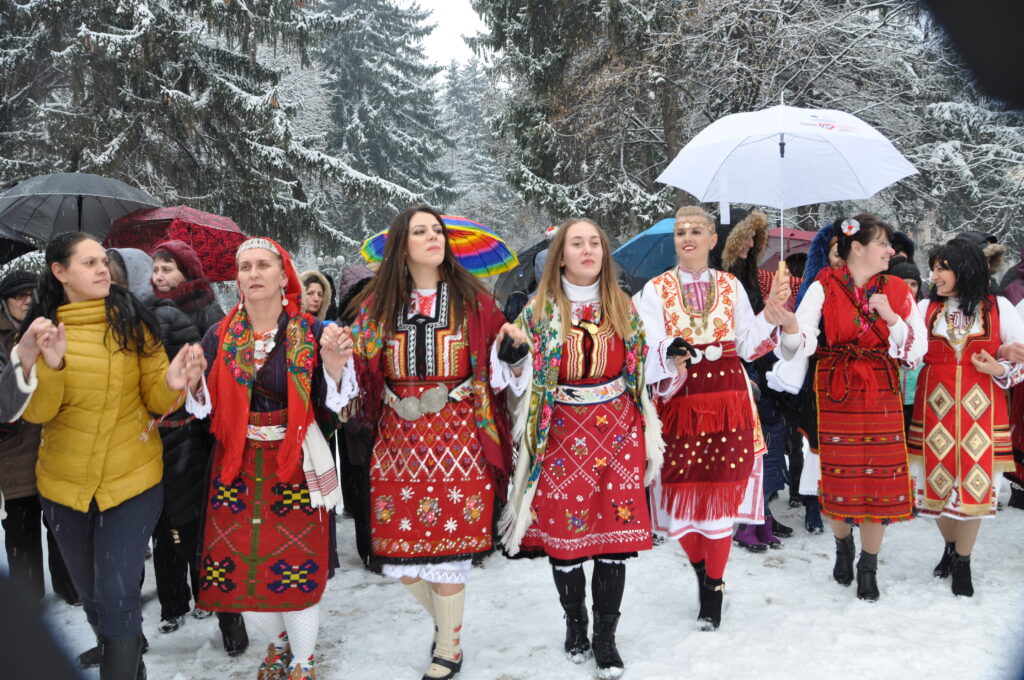 Пъстро Бабино хоро удиви чужденци в Разлог 3 Бабинден 2018
