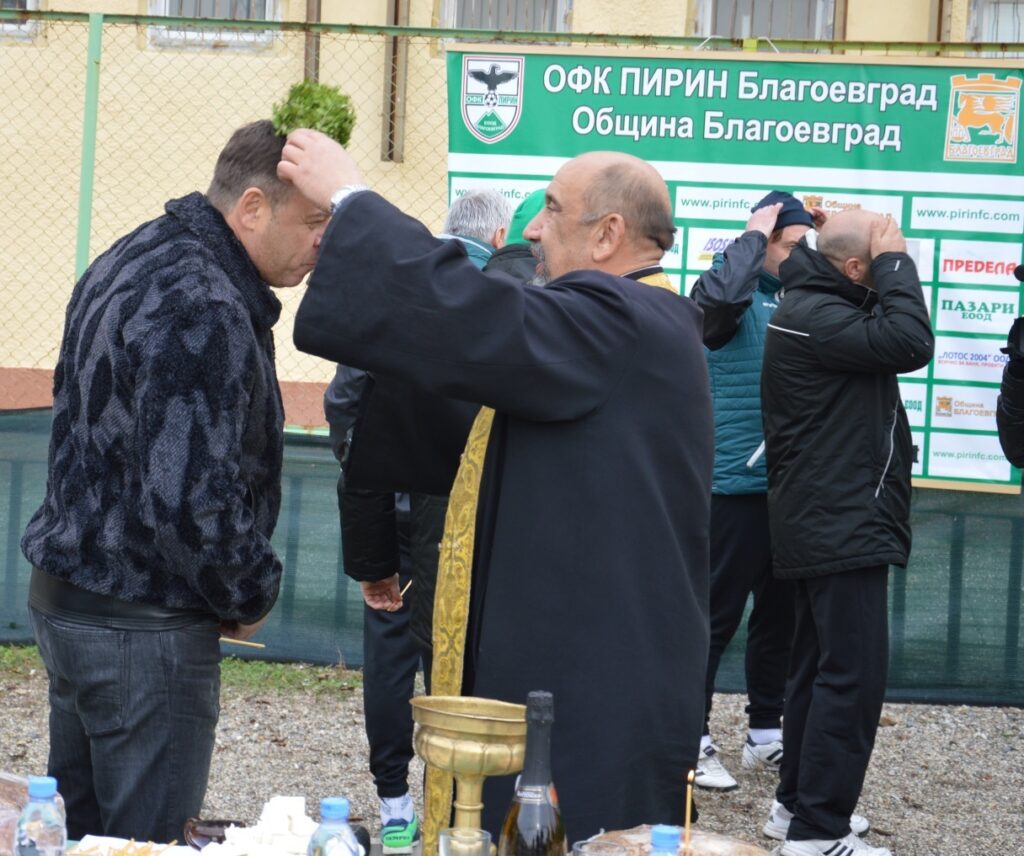 Футболният „Пирин” почна подготовка с водосвет 1 водосвет кмет