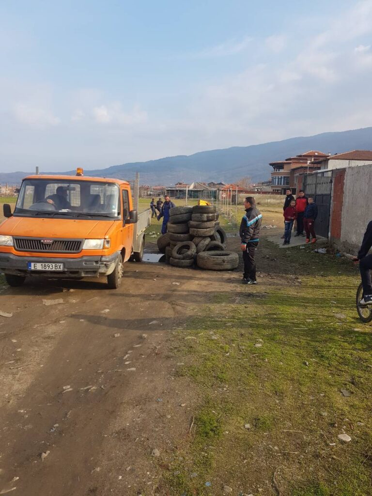 Мобилен пункт събира опасни отпадъци в Петрич 1 гуми проверки 2