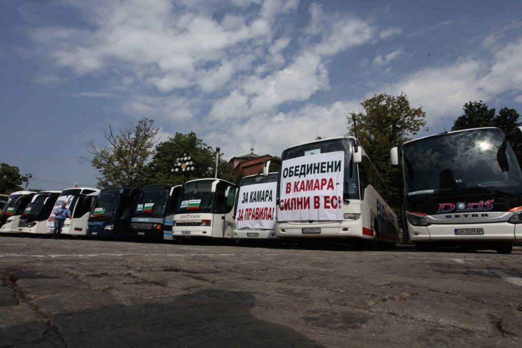 Контрапротест на превозвачите със 100 автобуса и 250 камиона 2 протест2