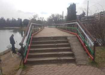 Мостът на островчето в езеро „Загорка“ с цветовете на трибагреника