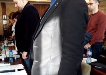 С минута мълчание съветници почетоха жертвите на влака–факла