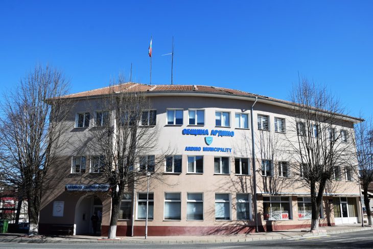 В Ардино обслужването е от фронт-офис на главния вход на общината