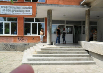 Учителите от  кюстендилска гимназия шият предпазни маски, но нямат пари за плат 
