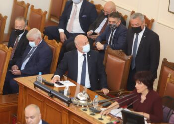 Парламентът гласува вота на недоверие във вторник
