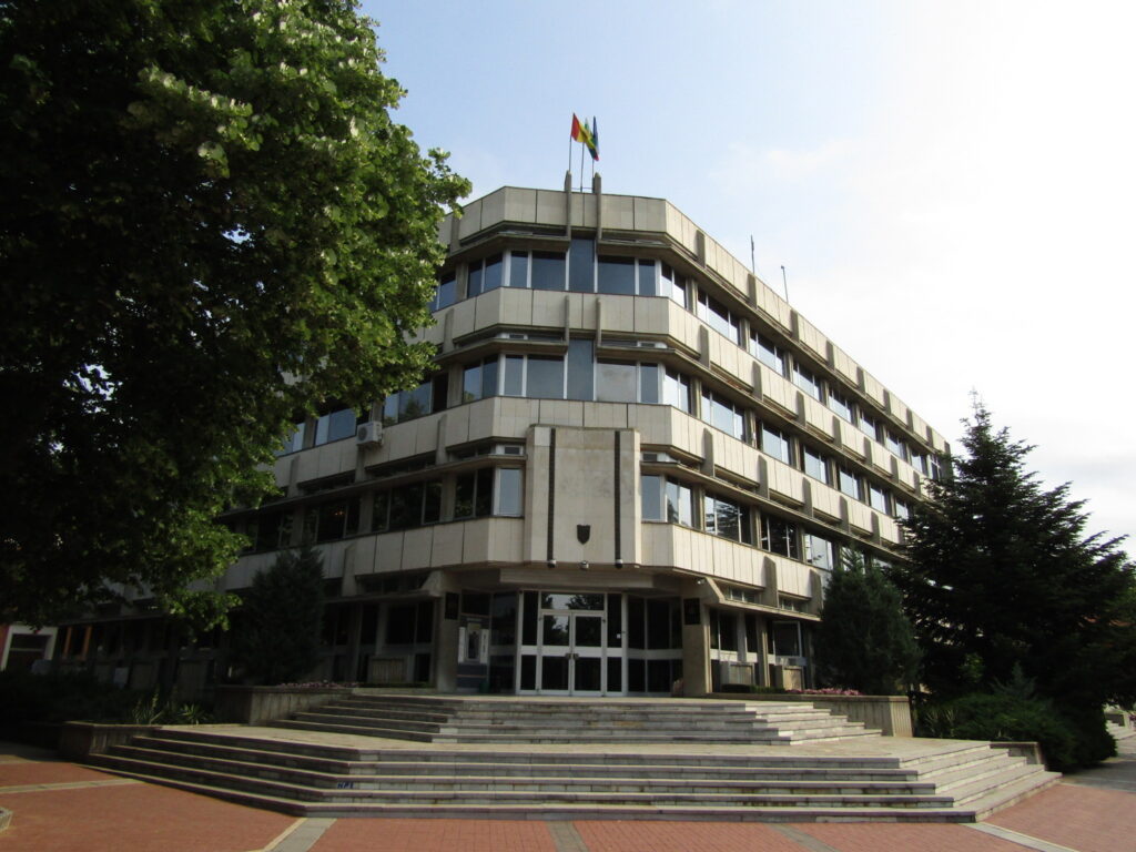 253
