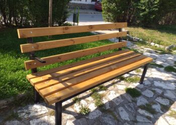 Вандали в Разлог потрошиха пейки за хора в неравностойно положение