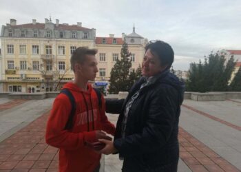 Осмокласник намери и предаде портмоне с пари и документи