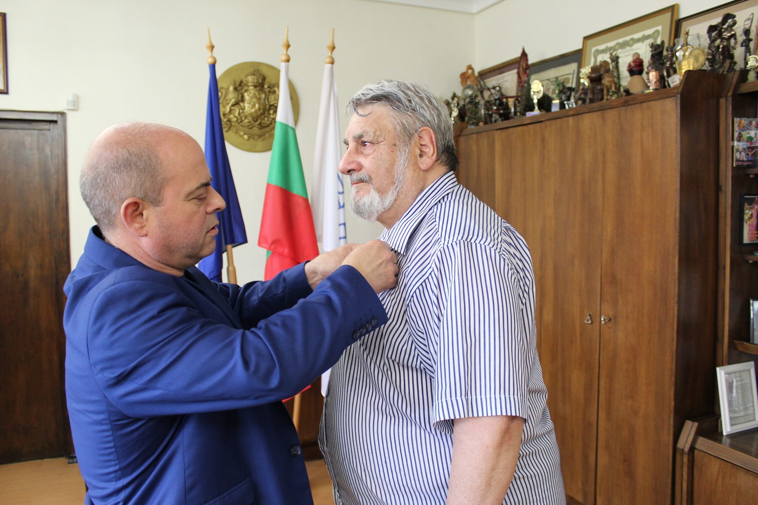 Кметът на Русе връчи златна значка на художника Владимир Ангелов