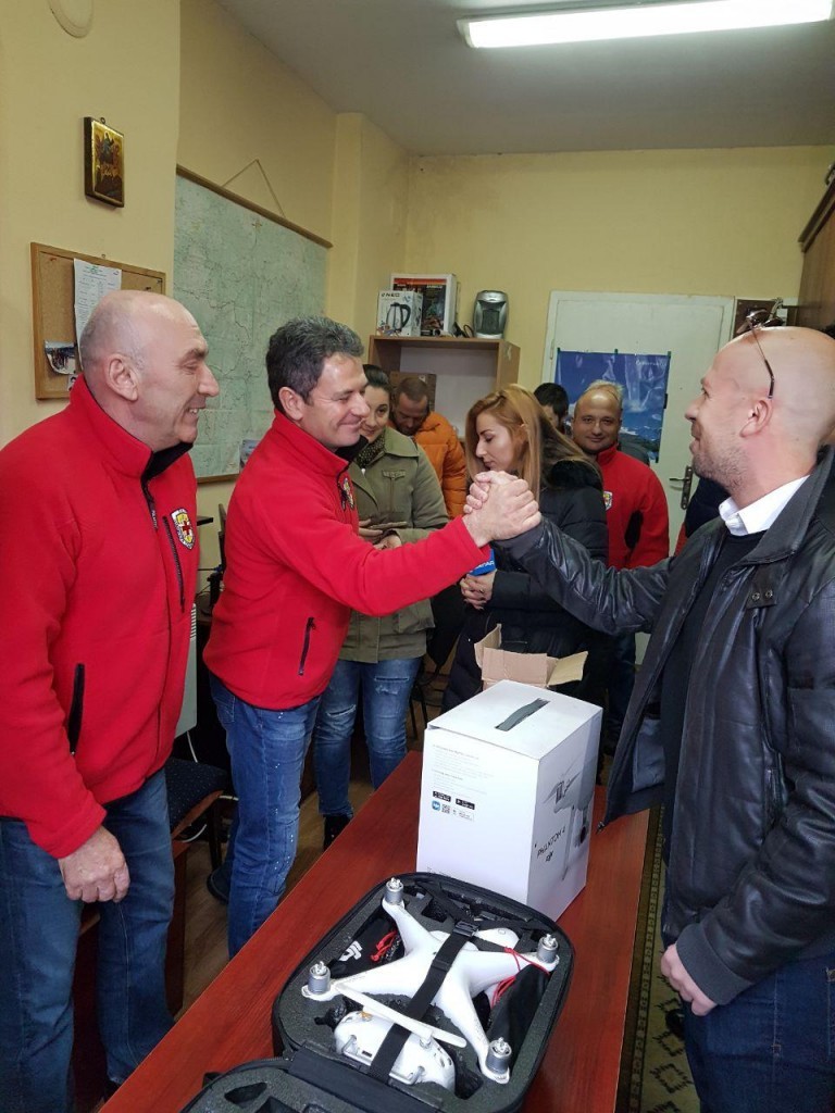 Програмист подари дрон на дупнишките спасители
