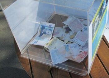 Деца задигнаха кутия с дарения