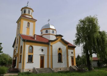 Обновената църква в Сандрово с нова ограда