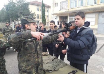 Бебета и ученици яхнаха военни машини