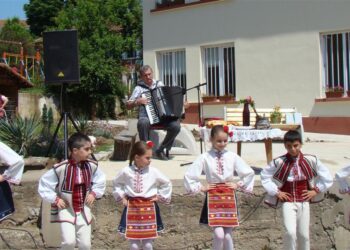 В Монтана баби учат деца да боядисват яйца