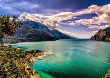 A new breathtaking “floating” bike path around Italy’s lake Garda