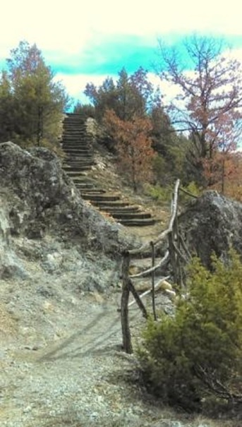 Чупят по екопътеката при Скакавишкия водопад