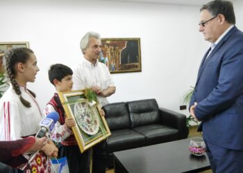 Ансамбъл “Пъргавелче” връчиха на шуменския кмет наградата си от фестивал в Турция