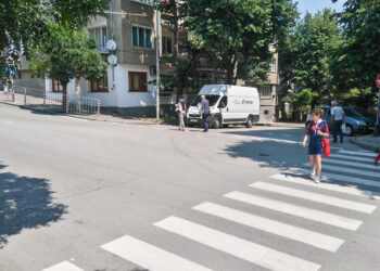 Чертаят надписи „Огледай се“ за пешеходци