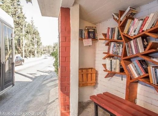 The municipality of Thessaloniki transforms bus stops into libraries 1 4233