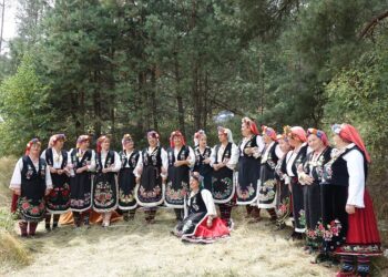 Песни, танци и баници от Белица на събор в Македония