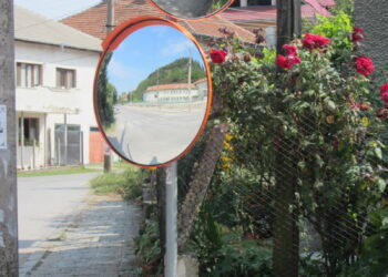 В Берковица огледала ще пазят децата от автомобили