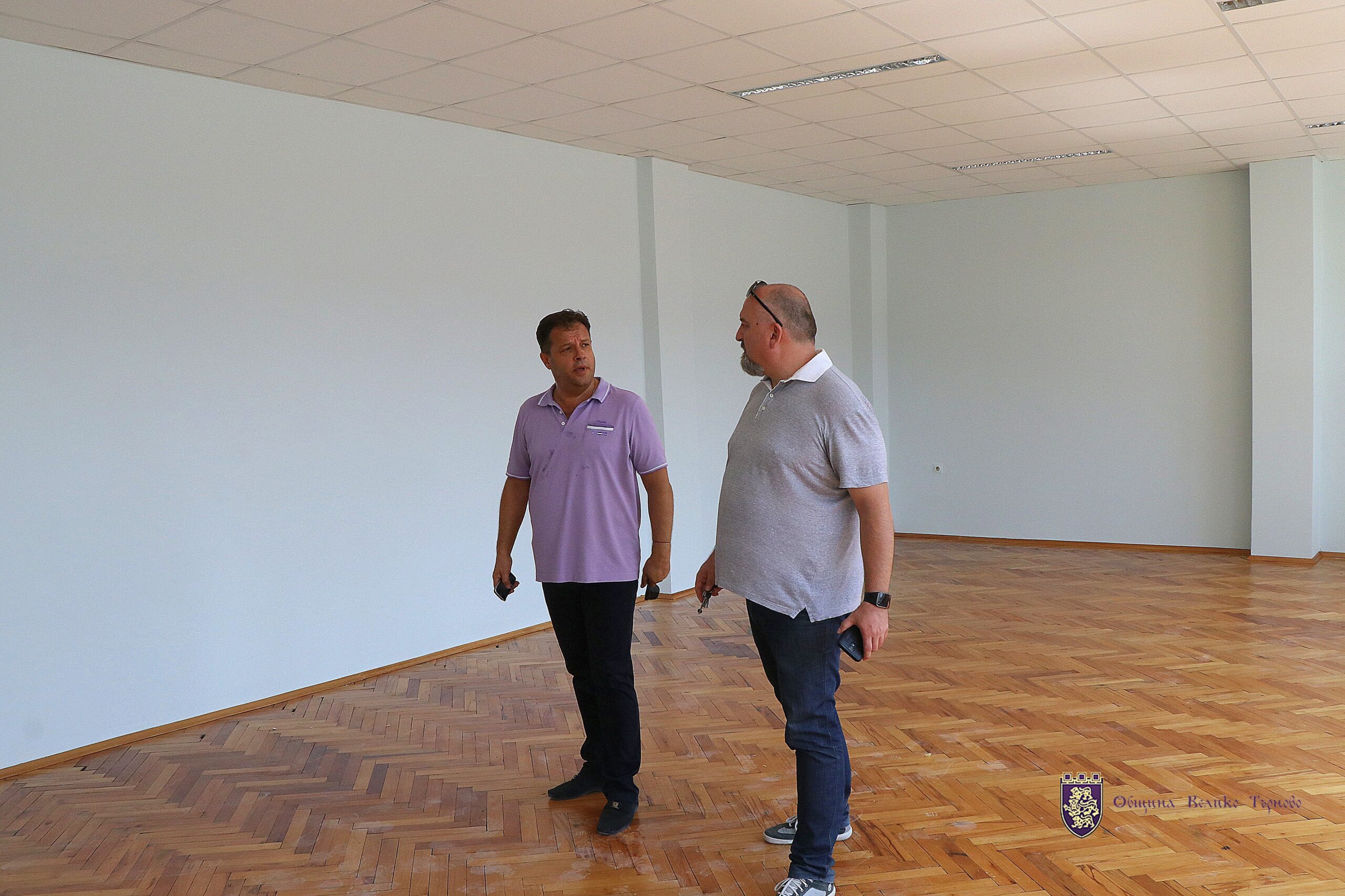 Кметът Панов провери основните ремонти на училище и забавачка в Търново