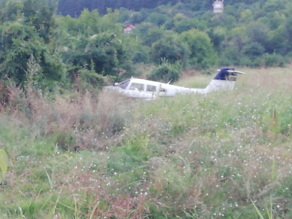 Малък самолет падна до Шумен, двама са настанени в болница 1 4857