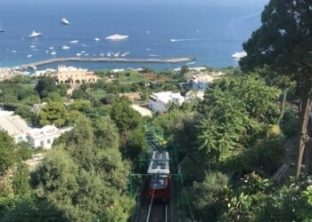 Which is the fastest way to go to the center of Capri?