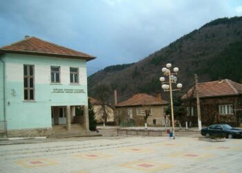 Чупрене се бори за две училища