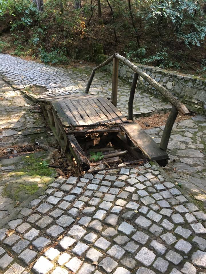 Потрошиха мостчето на влюбените по Хисарлъка