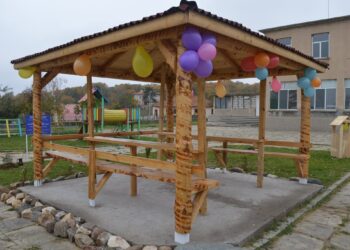 Първа класна стая на открито в село Железино