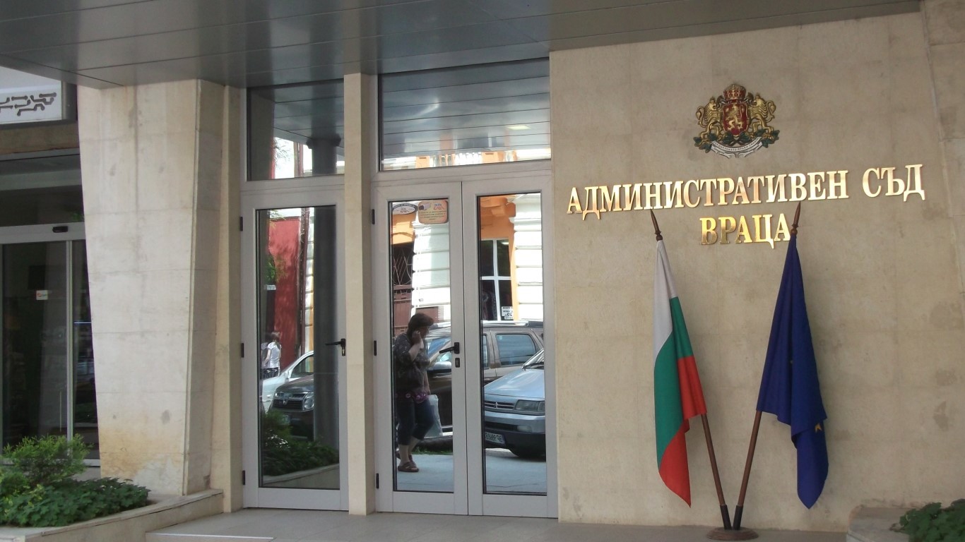 Съдии осиновиха врачанско семейство