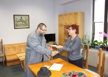 Полицаи и пожарникари играха футбол за болно дете