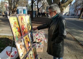 Реставратор от Кюстендил реди икони на всички светии