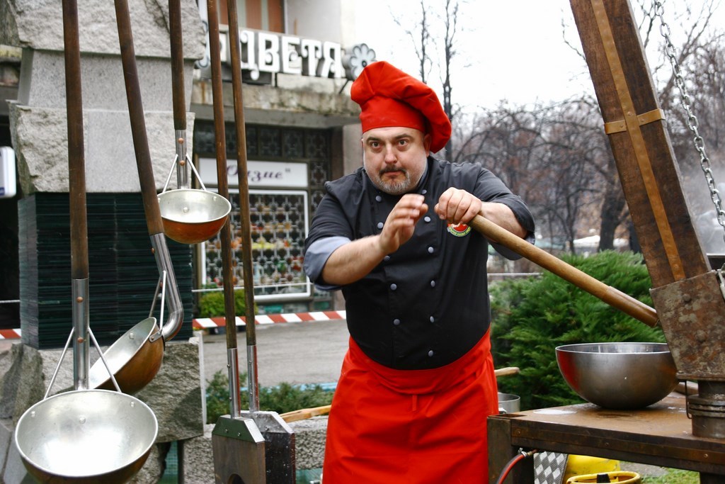 Ути Бъчваров с кулинарно шоу в Елин Пелин