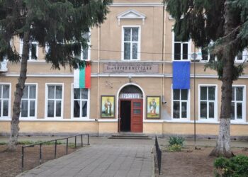 Евродепутат води 10 деца в Брюксел