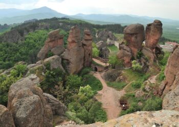Общинарите в Белоградчик срещу кариера сред скалите