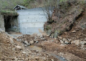 Овладяха свлачище, застрашаващо да откъсне от света момчилградско село  