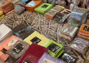 Общинари зарадваха деца без дом с одеяла и лакомства
