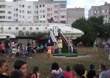 В Силистра превърнаха Ту-134 в сцена за таланти