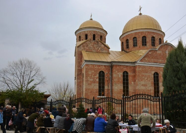 Стотици миряни на храмов празник в Крупник 1 Архангеловден 1
