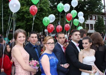 Цар и боляри празнуват с абитуриенти на Царевец