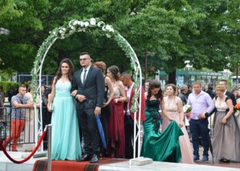 С 11 снегорина и 3 багера Сатовча бори снега през зимата